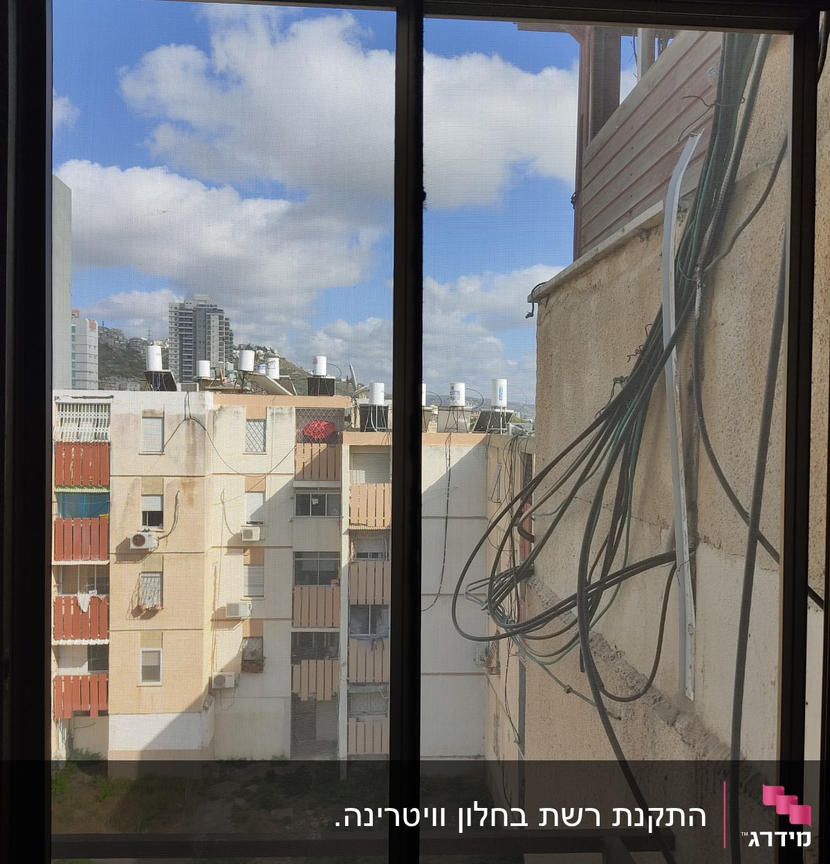 חלון אלומיניום עם מסגרת שחורה